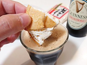 旅がらすを黒ビールに浸して食べると美味しい